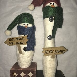Yarn Sign Holding Snow Men